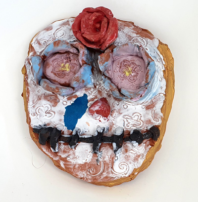 Calavera, Rubén Díaz de Corcuera, 2021. Apropiación de una pieza de cerámica de Irene Errasti titulada Calaca con flor, de 2016. Arcilla esmaltada, 10,5 x 12 cm.