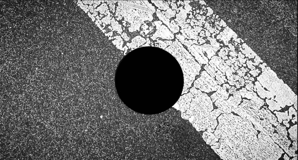 Circulo negro sobre paso de peatones