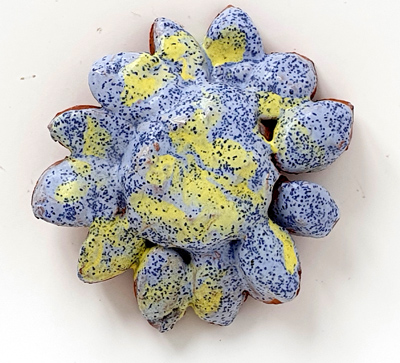 Flor, Rubén Díaz de Corcuera, 2021. Apropiación de una pieza de cerámica de Irene Errasti titulada Lorea, de 2016. Arcilla esmaltada, 6,5 x 5,5 cm.