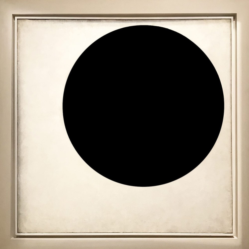 Círculo negro sobre fondo blanco. Kasimir Malevitch, 1923. Rectificada.