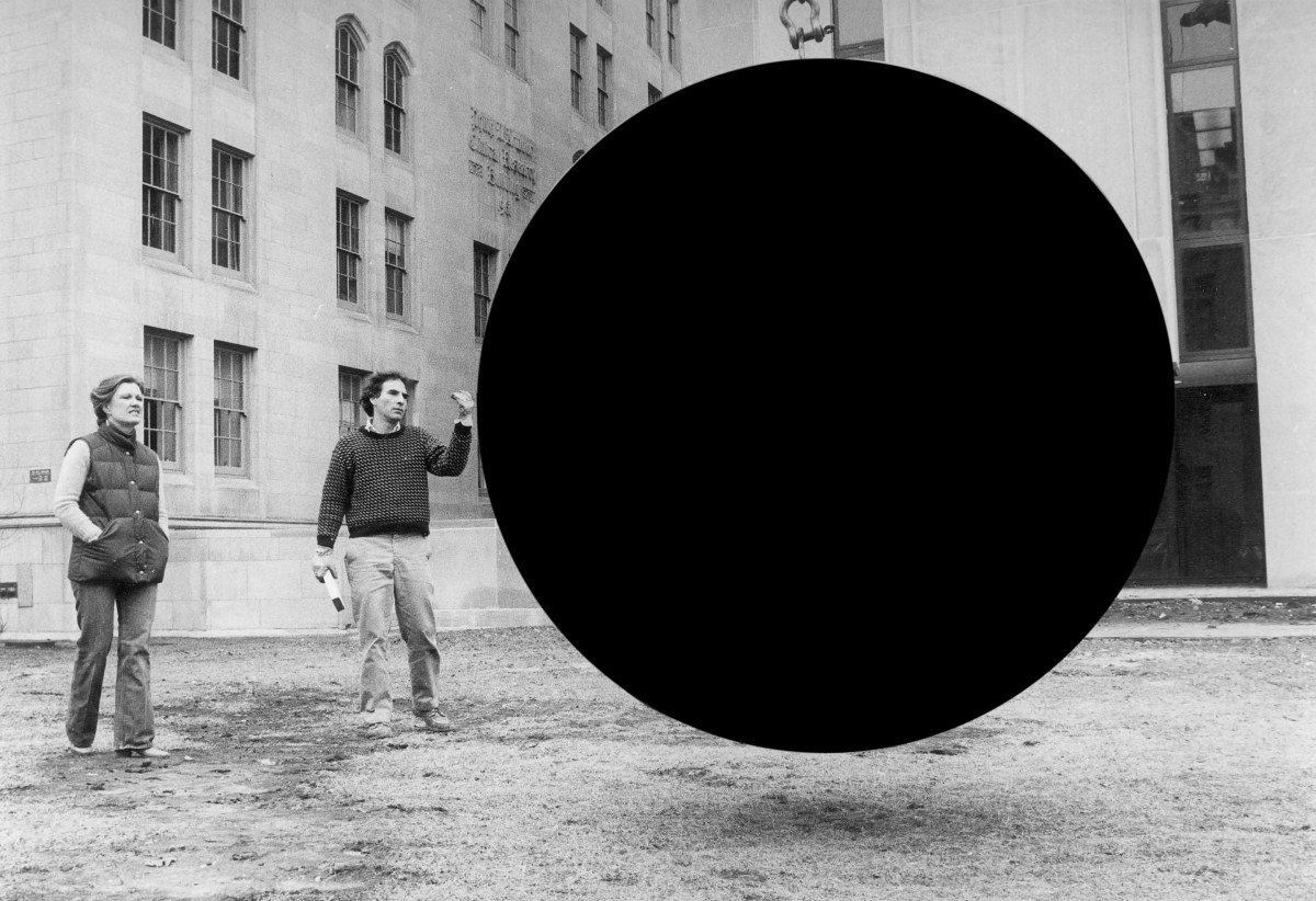 Black Sphere. Jene Highstein, 1980. Rectificado.