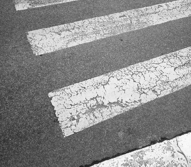 Calmando el tráfico con flores oscuras.